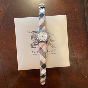Burberry BU9212 Large Swiss Nova Check Strap Watch